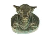 statue d'un taureau avec un foulard autour du cou