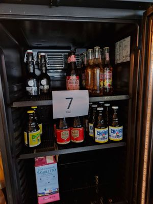un petit réfrigérateur rempli de nombreuses bouteilles de bière