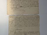 deux vieux papiers couverts d'écriture, posés sur une table