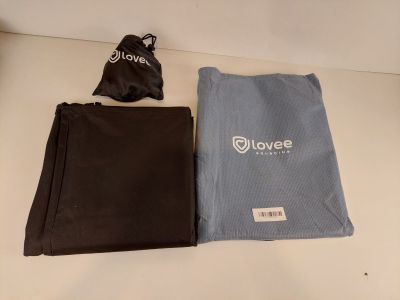 deux morceaux de tissu et un sac posés sur une table
