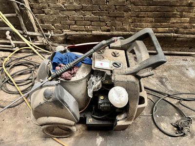 une photo montrant un tas de vieux appareils électroménagers dans un jardin