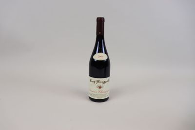 une bouteille de vin posée sur une table