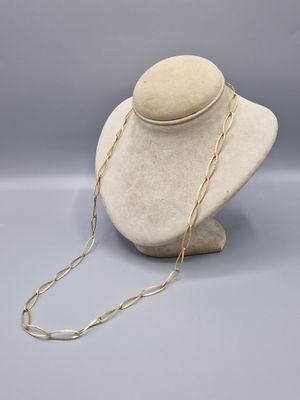 un mannequin blanc portant une chaîne en or