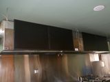 une photo floue d'une cuisine avec des placards en inox