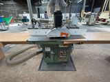 une machine posée sur une table dans une pièce