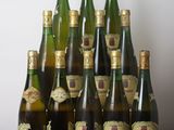 plusieurs bouteilles de vin posées sur une table en bois