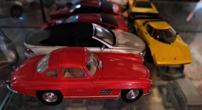de nombreuses voitures-jouets exposées dans une vitrine