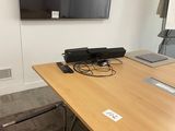 une photo d'une salle de réunion équipée d'un téléviseur à écran plat