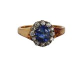un gros plan sur une bague sertie d'un saphir bleu et de diamants
