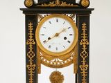 une horloge noire et dorée surmontée d'un lion doré