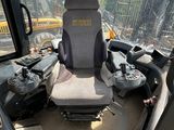 une photo montrant un engin de chantier vu depuis le siège du conducteur
