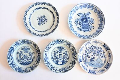 six assiettes bleues et blanches ornées de motifs sur fond blanc
