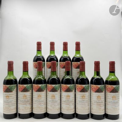 un groupe de bouteilles de vin posées sur une table
