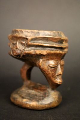l'image d'une statue de femme avec un chapeau sur la tête