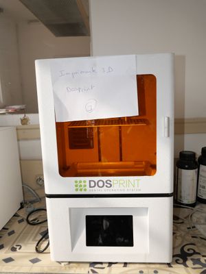 une image d'une imprimante 3D posée sur un comptoir