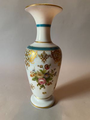 un vase blanc orné d'une bande bleue