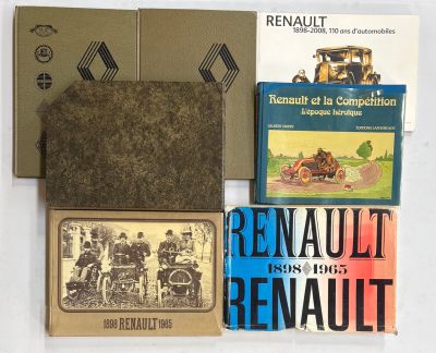 plusieurs livres sont posés sur une table les uns à côté des autres