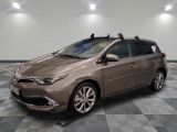 La Toyota Sienna est garée sur un sol à damier dans un garage.