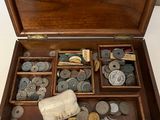 une boîte en bois remplie d'une multitude de boutons de toutes sortes