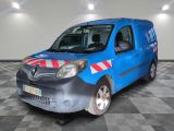 une camionnette bleue avec une bande rouge et blanche sur le côté