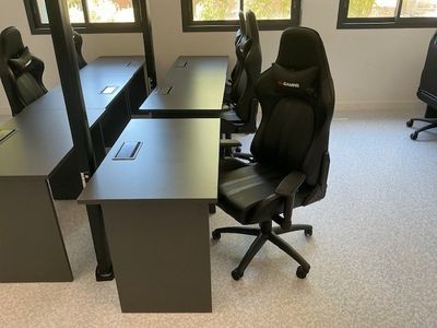 une image représentant un bureau avec une chaise et un écran d'ordinateur