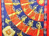 foulard en soie rouge et bleu, orné d'un motif doré et rouge