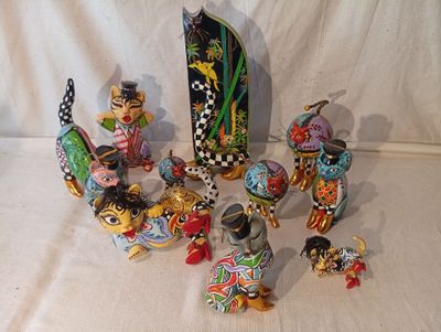 de nombreuses figurines posées sur une table