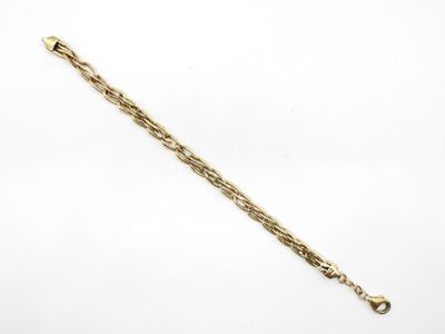 un bracelet en or au motif torsadé sur fond blanc