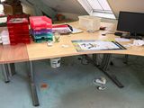 un bureau avec un ordinateur dans le coin d'une pièce