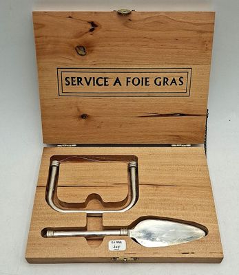 une boîte en bois contenant un couteau et une fourchette