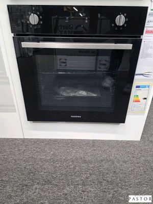 un four noir et blanc dans un coin de la cuisine