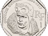 Gros plan sur une pièce de monnaie portant le visage d'un homme