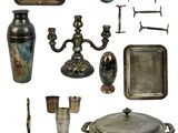 beaucoup d'objets en argent qui se trouvent sur la table