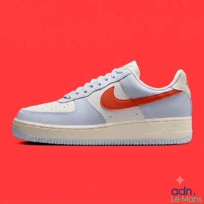 La Nike Air Force 1 Low se décline dans un coloris blanc et orange