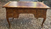 10737-225 / X / Bureau plat de milieu à demi-caisson en marq…