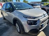 une Citroën argentée garée sur un parking à côté d'autres voitures