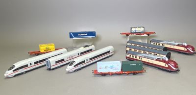 un grand nombre de trains miniatures posés sur une table