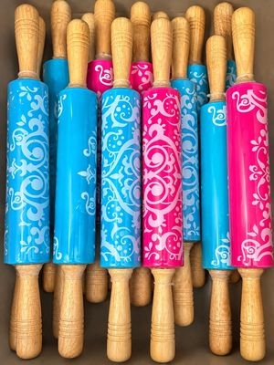 un gros plan sur une boîte remplie de rouleaux à pâtisserie en bois