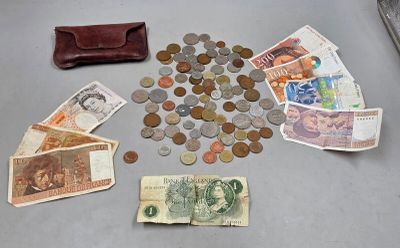 beaucoup d'argent et un portefeuille posés sur la table