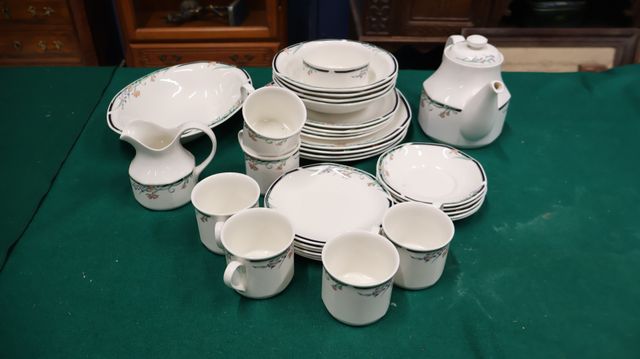ROYAL DOULTON Modèle JUNO – Partioe de service en porcelaine à dé...