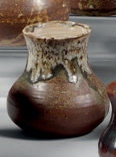 trois vases posés l'un à côté de l'autre sur une table