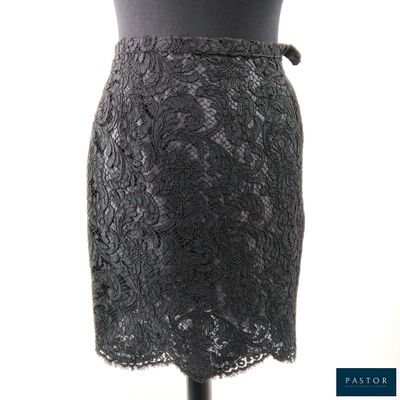 jupe en dentelle noire sur un mannequin, un mannequin, un mannequin, un mannequin, un mannequin, un mannequin, un mannequin, un mannequin, un mannequin