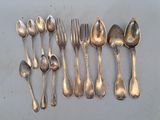 beaucoup de cuillères et de fourchettes en argent sur la table