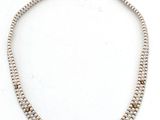 gros plan d'un collier sur une surface blanche