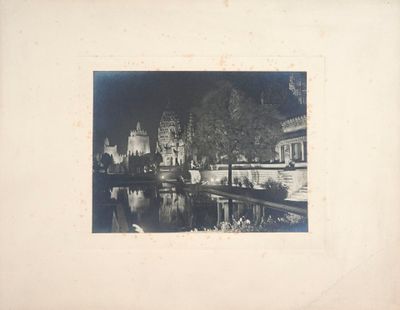 une photo en noir et blanc d'une ville la nuit