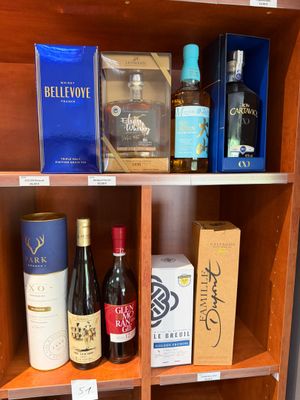 de nombreuses bouteilles d'alcool sur les étagères du magasin