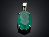 un pendentif en émeraude de taille ovale, serti à la main, sur fond noir