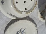 une théière et deux tasses posées sur une table