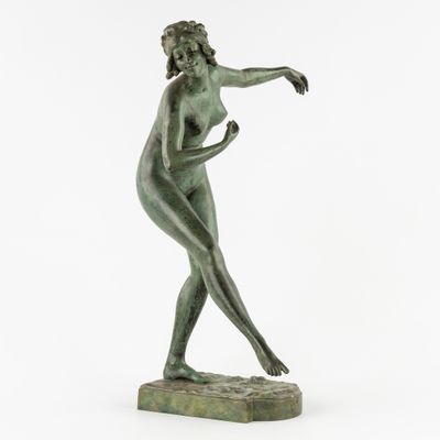 une image représentant une statue en bronze d'une femme posée sur un socle en marbre