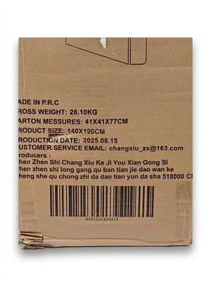 le dos d'un carton sur lequel figure un code-barres sur le côté